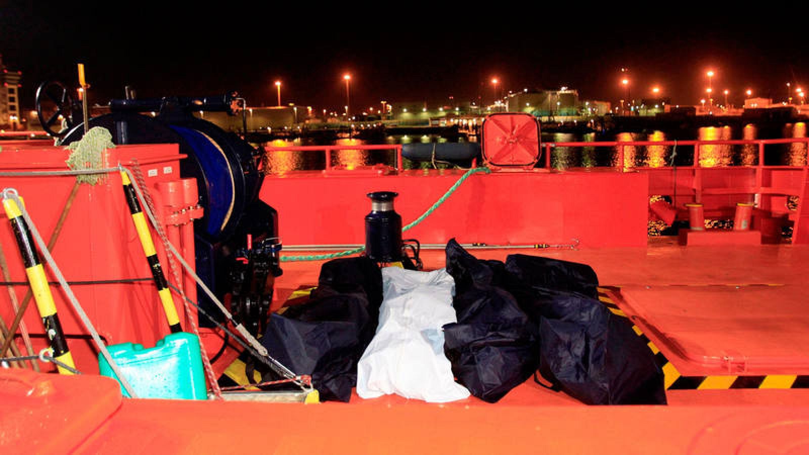 Imagen de archivo de una embarcación de Salvamento Marítimo que recuperó el pasado 1 de abril los cuerpos sin vida de cuatro personas fallecidas al naufragar la patera en la que viajaban