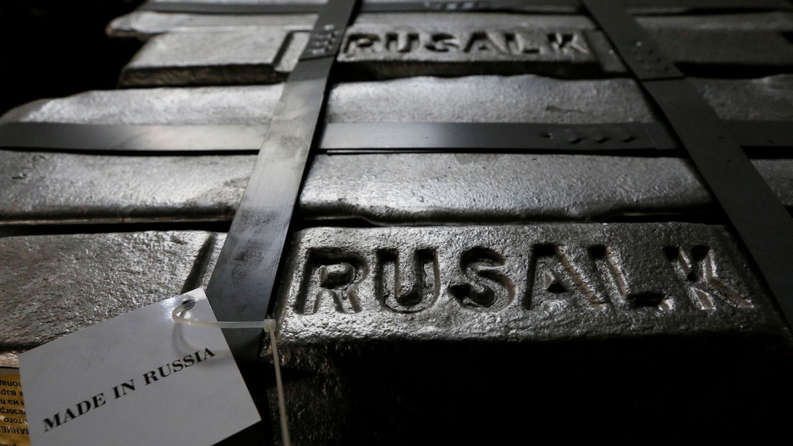 Lingotes de aluminio almacenados por la empresa Rusal en la ciudad siberiana de Krasnoyarsk