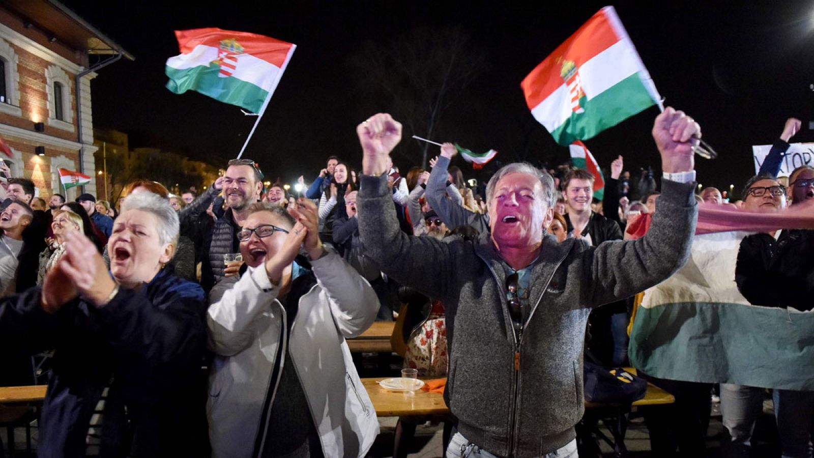 Seguidores del partido conservador Fidesz celebran la victoria de Orbán con casi un 50% de los apoyos