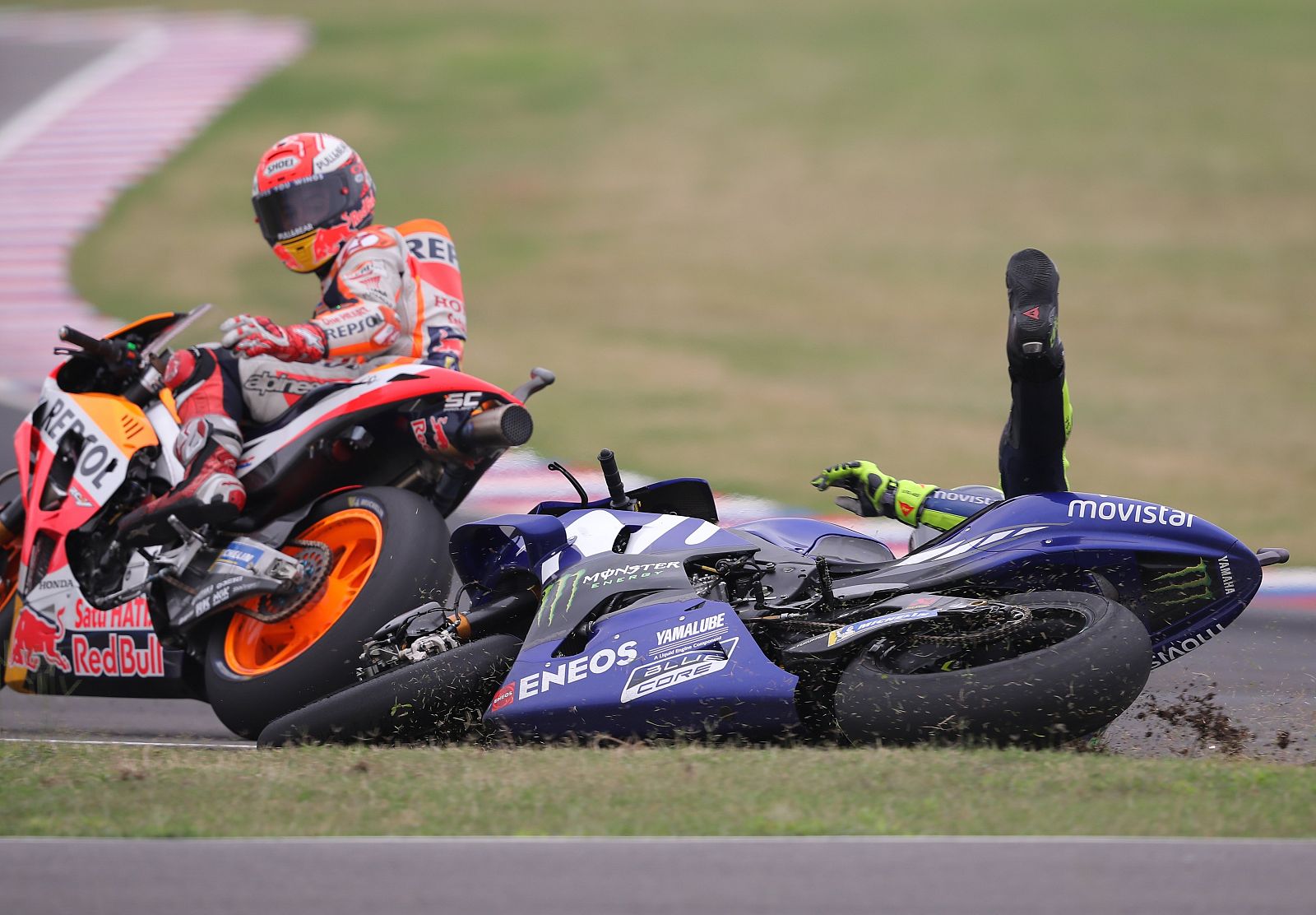 Márquez y Rossi tras el incidente que acabó con el italiano en el suelo.