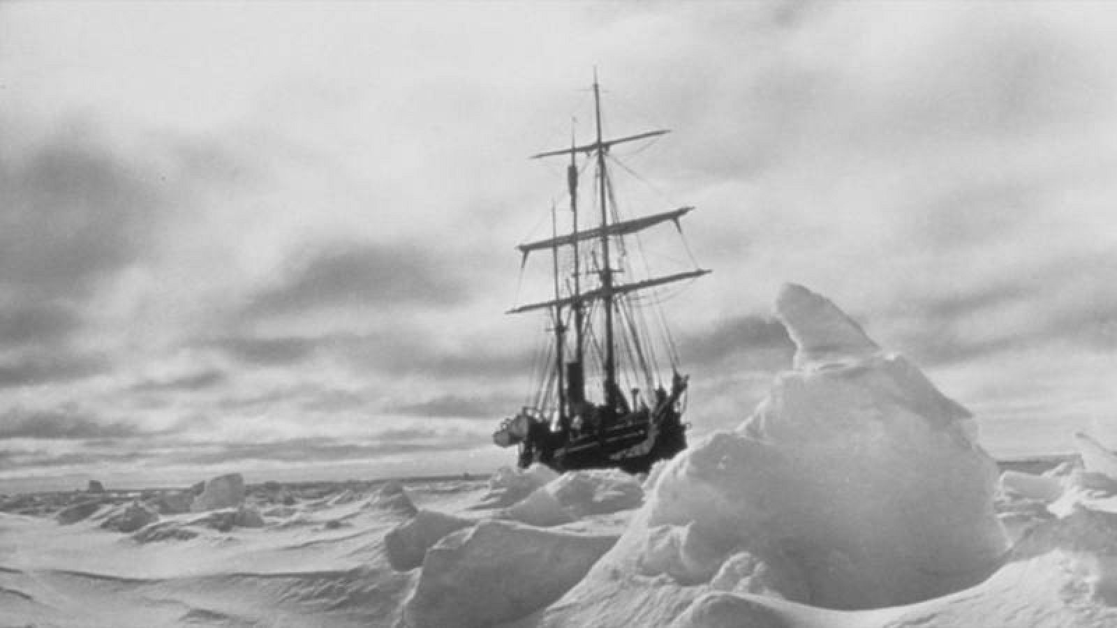 Imagen del Endurance atrapado en el hielo.
