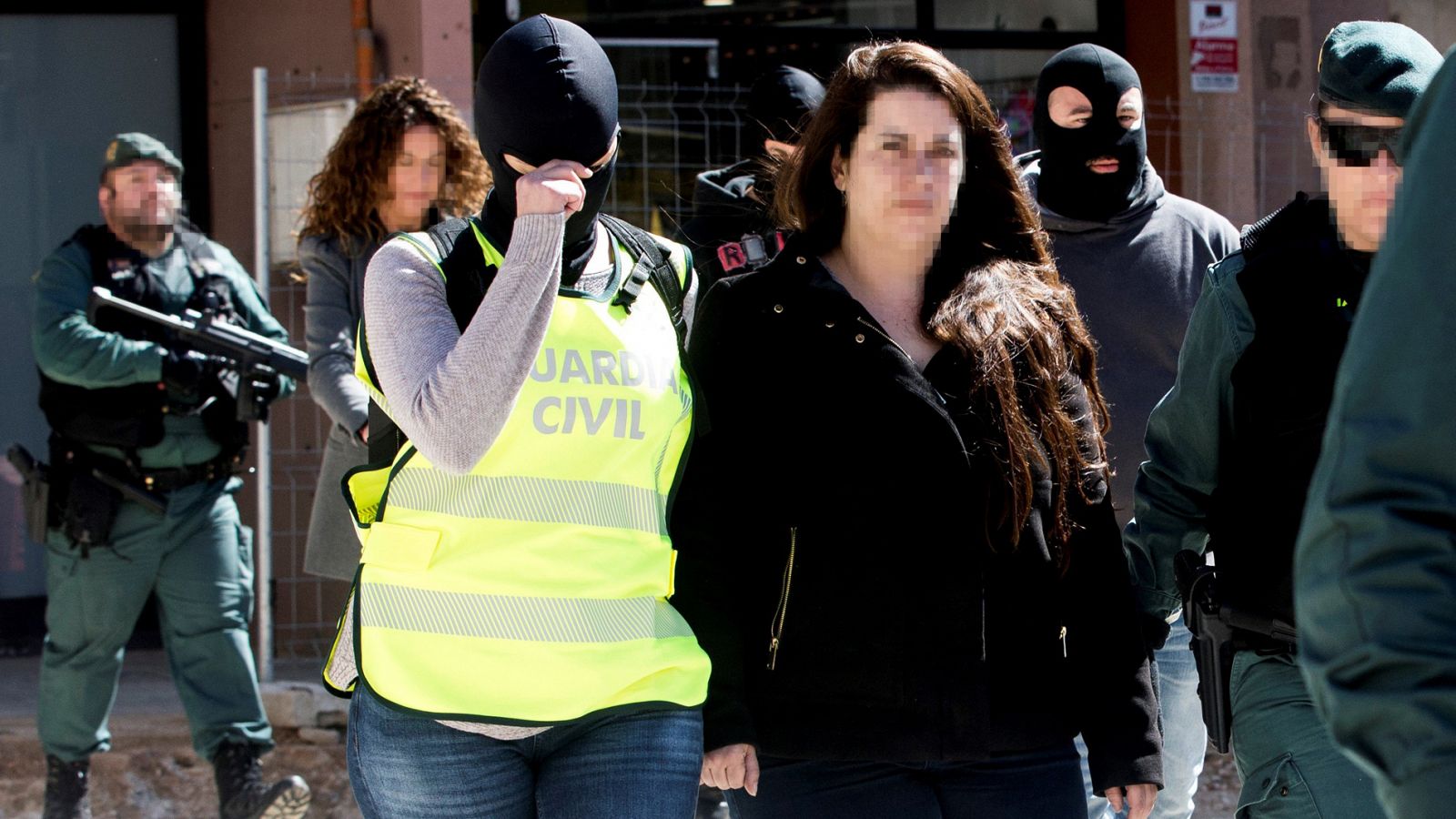 Momento de la detención de la activista de los CDR este martes en Viladecans, Barcelona