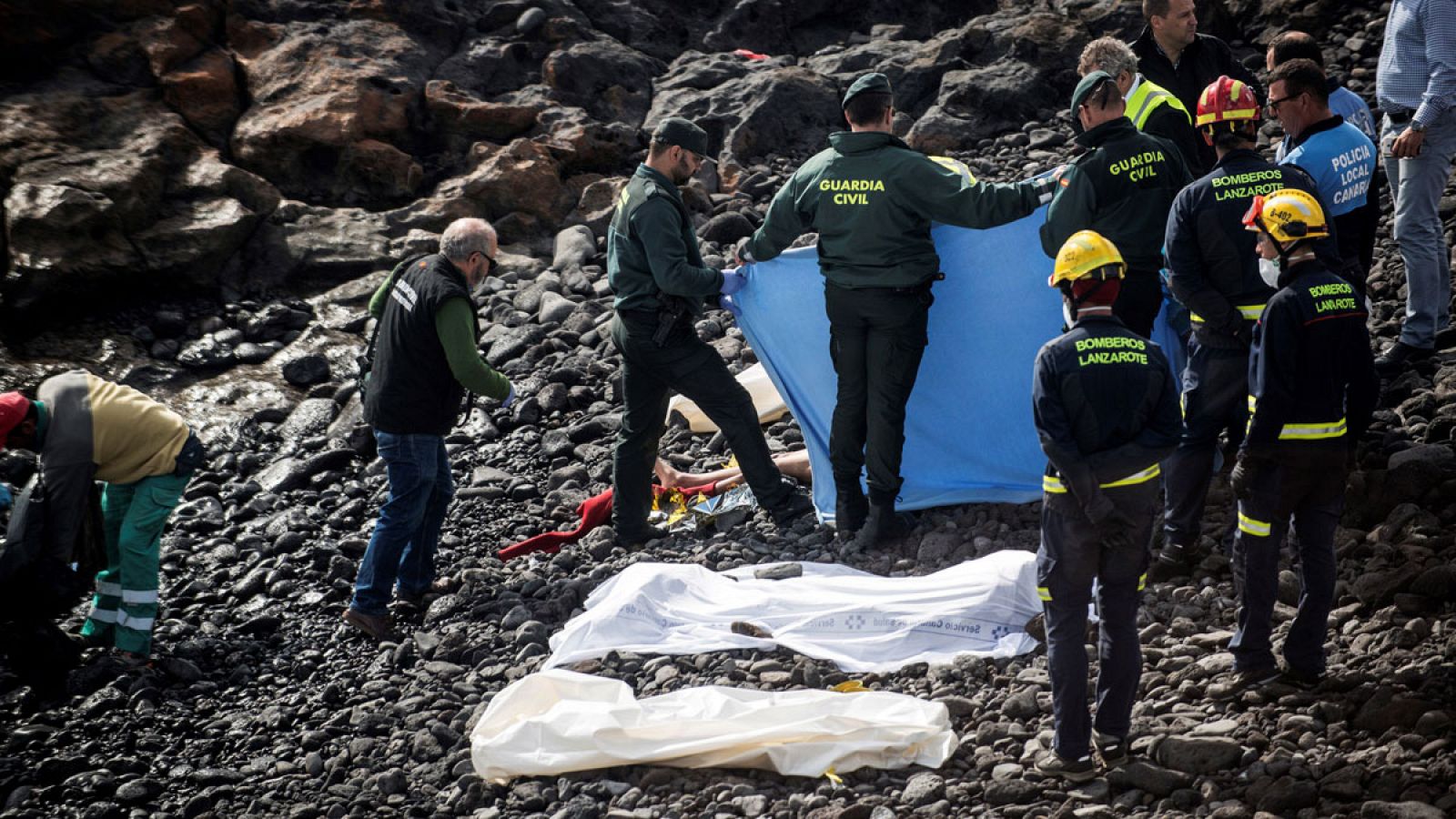 Policías y bomberos recogen los cadáveres de seis inmigrantes en la playa Bastián de Lanzarote