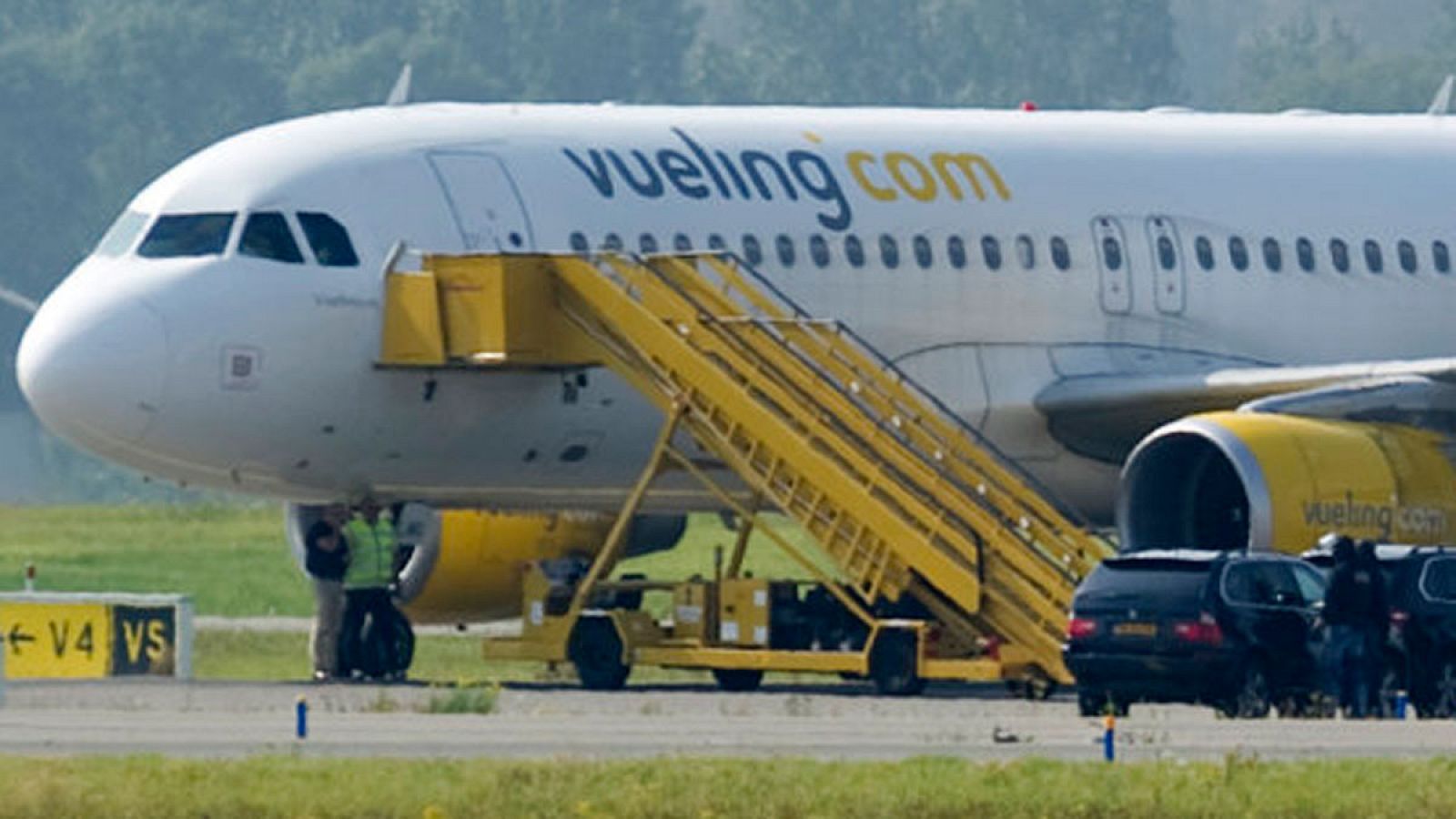Un avión de Vueling aparcado en una pista