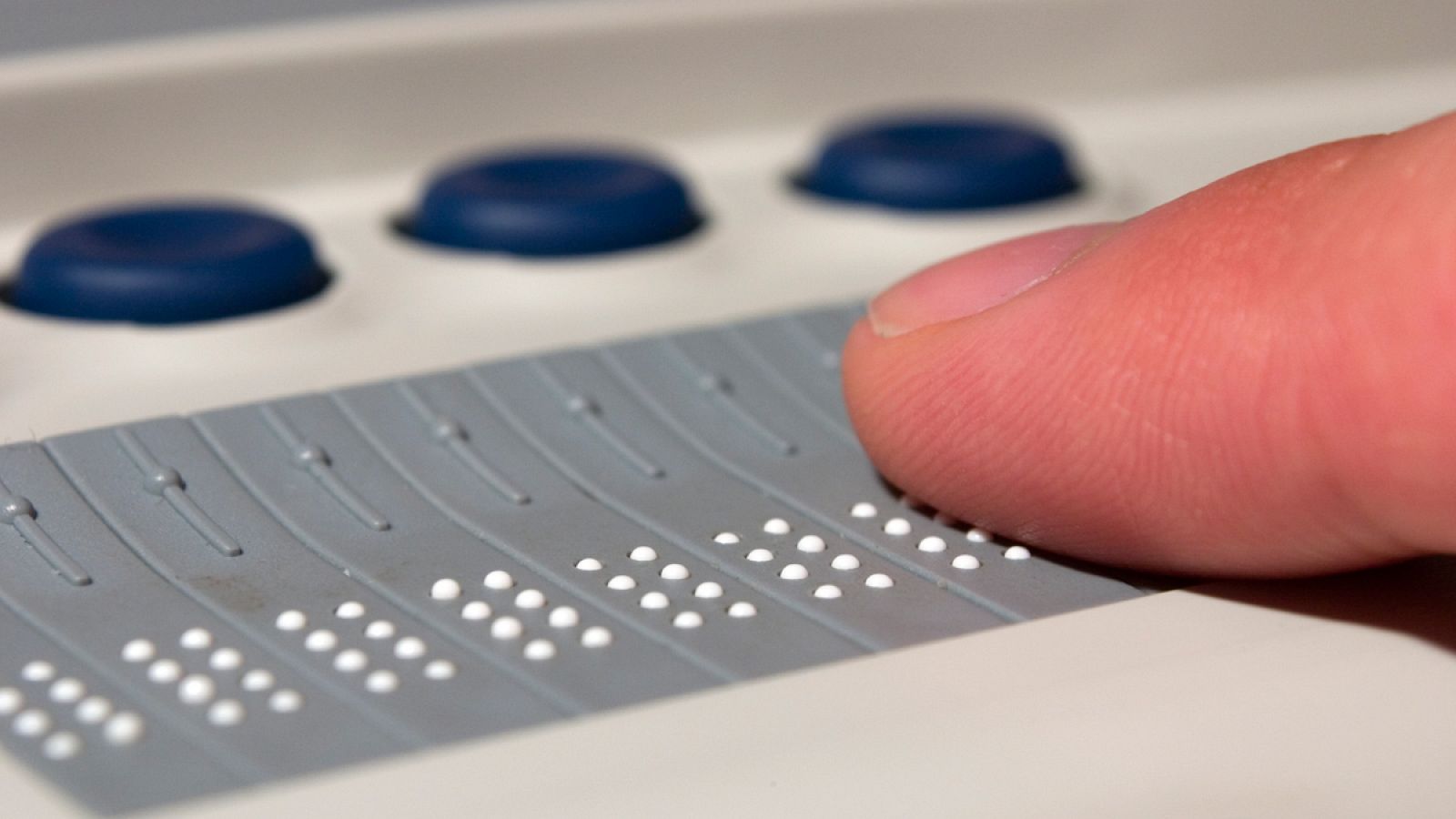 El braille es un sistema de lectura y escritura táctil pensado para personas con discapacidad visual.