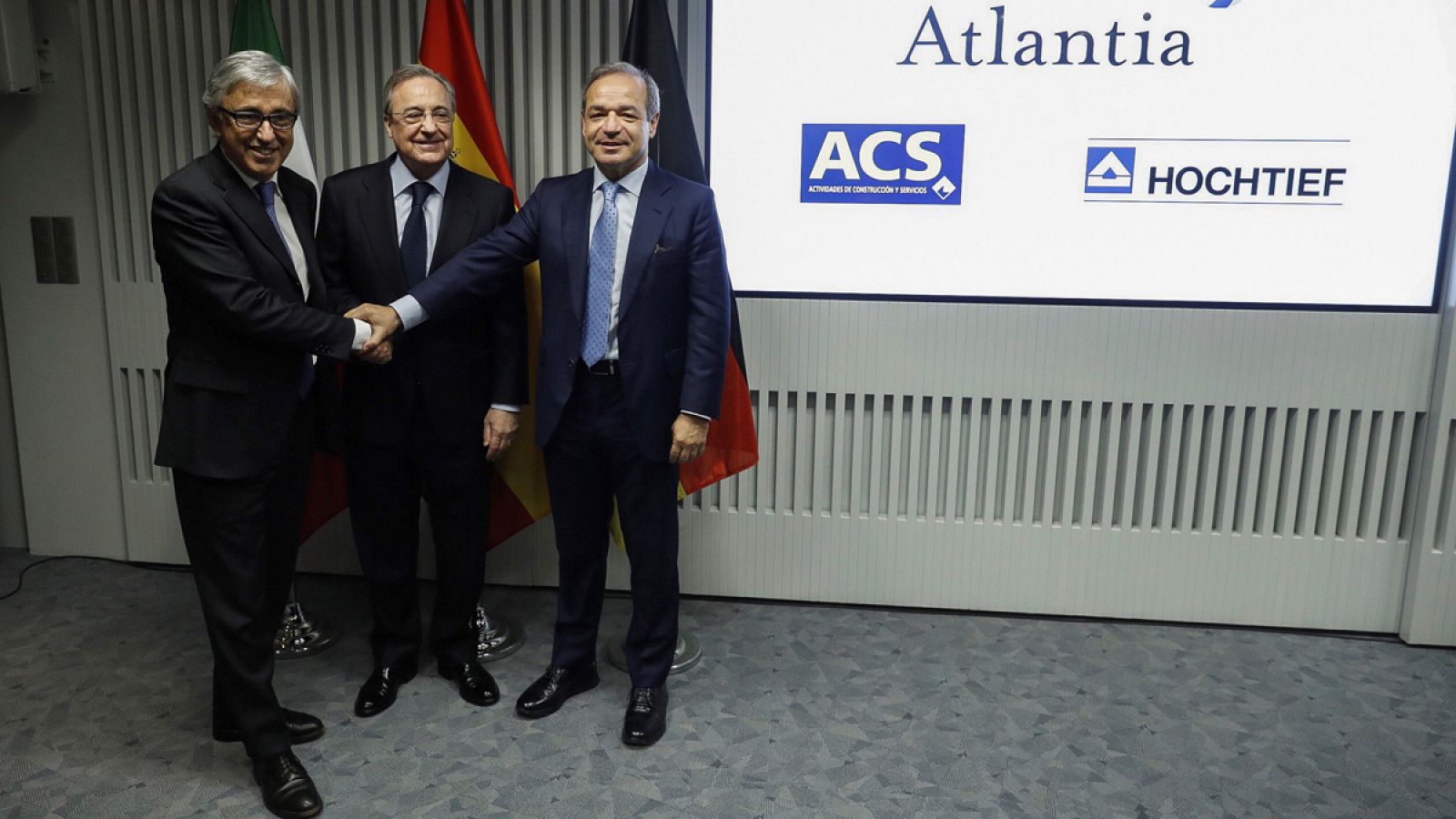 Fotografía del pasado marzo del presidente de ACS, Florentino Pérez (c); el consejero delegado de Atlantia, Giovanni Castelluci (i), y el presidente de Hochtief, Marcelino Fernández Verdes (d).