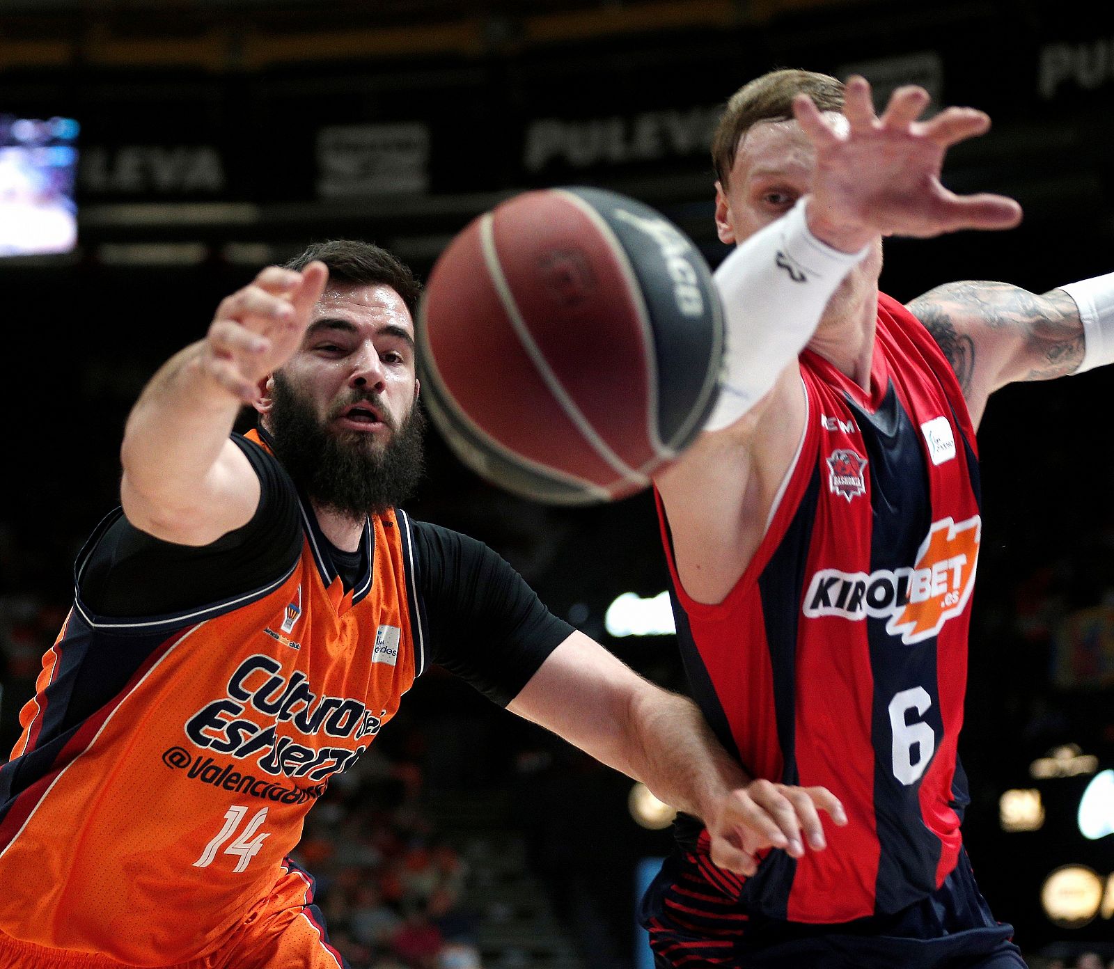 El pívot montenegrino del Valencia Basket Bojan Dubljevic (i) lucha un balón con el letón Janis Timma, del Baskonia, durante el partido.