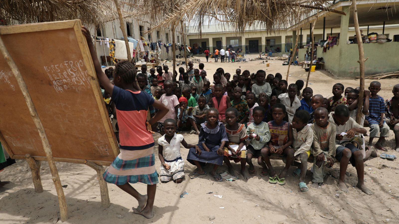 Escuela improvisada en el campo de refugiados de Benue en Nigeria
