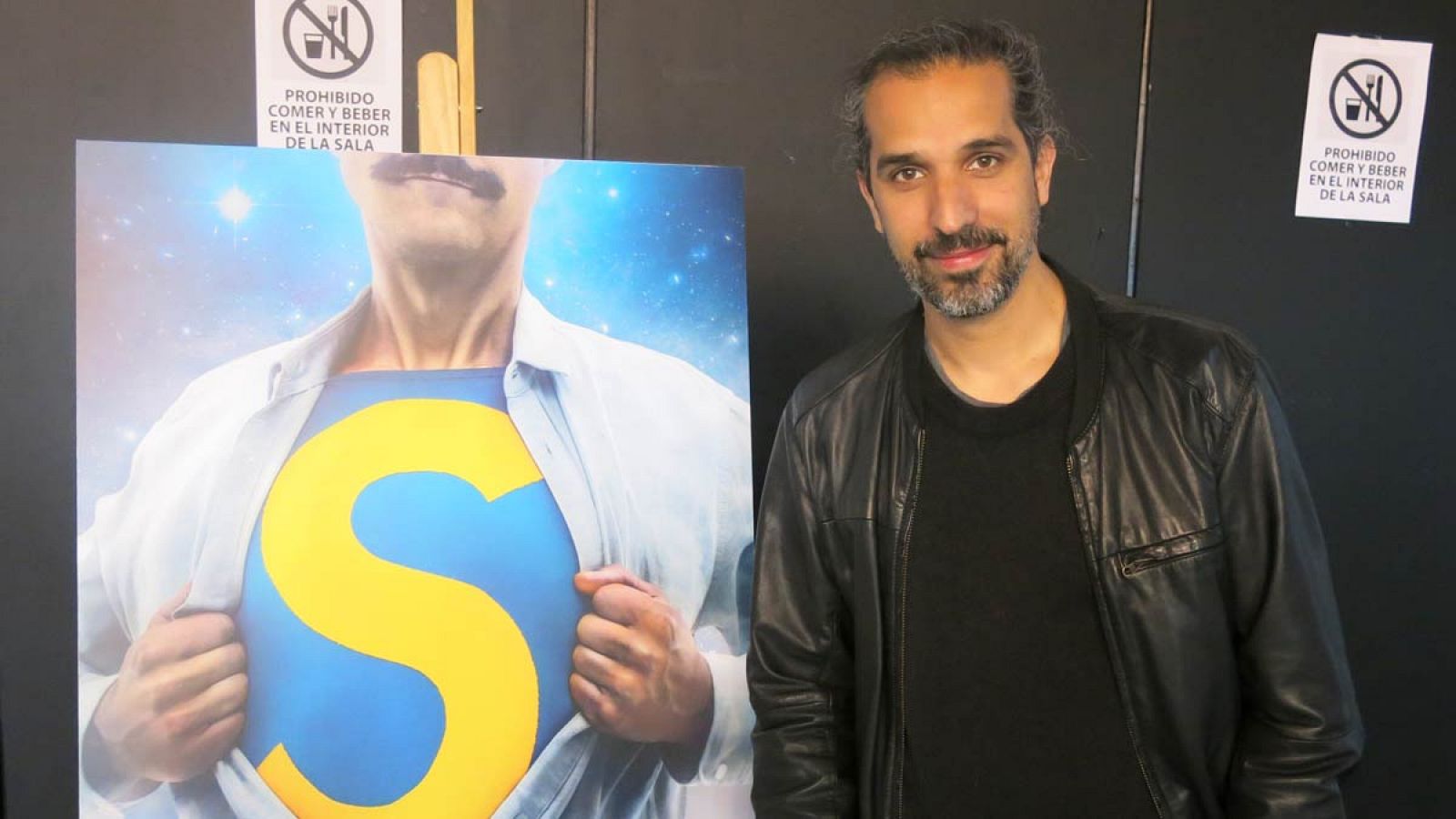 Javier Ruiz Caldera con el cartel de 'Superlópez' en el Salón del Cómic de Barcelona