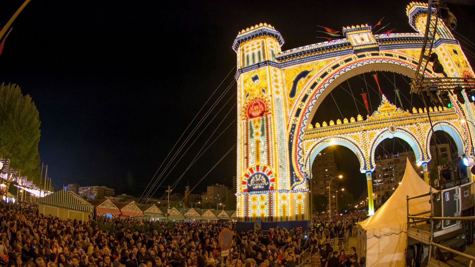 Imagen del tradicional encendido del "alumbrao" de la La Feria de Abril de Sevilla 2018.