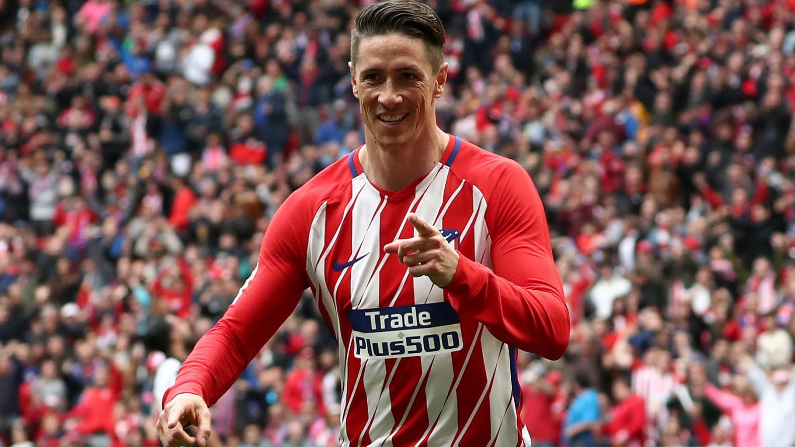 Fernando Torres celebra su gol 100 en Liga.