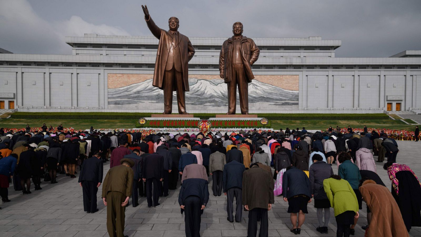 Una multitud muestra sus respetos ante las estatuas de Kim Il-sung y Kim Jong-Il