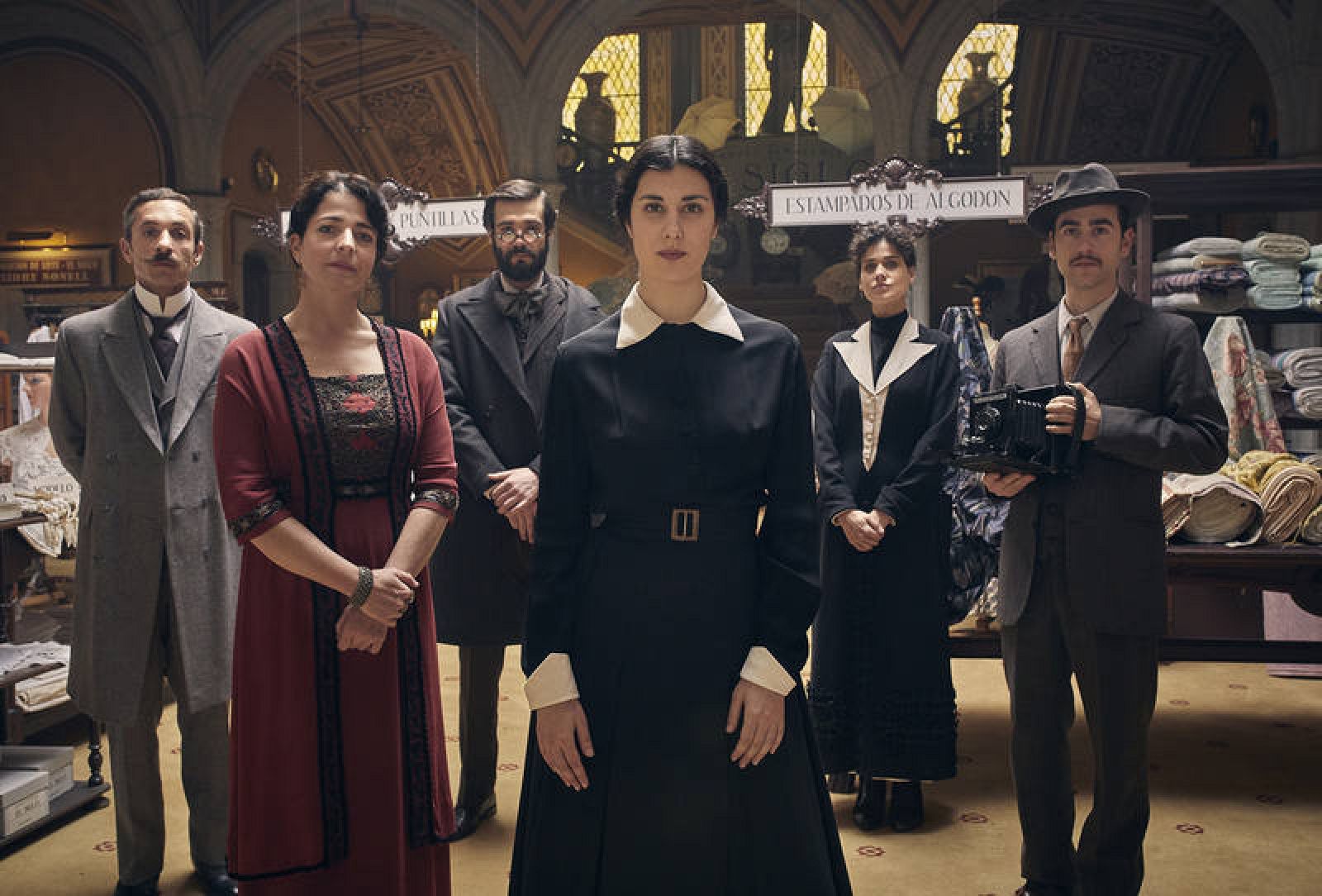   'La mujer del Siglo' está protagonizada por Elena Martín, Nora Navas, Àlex Monner y Bruna Cusí, entre otros, y dirigida por Sílvia Quer