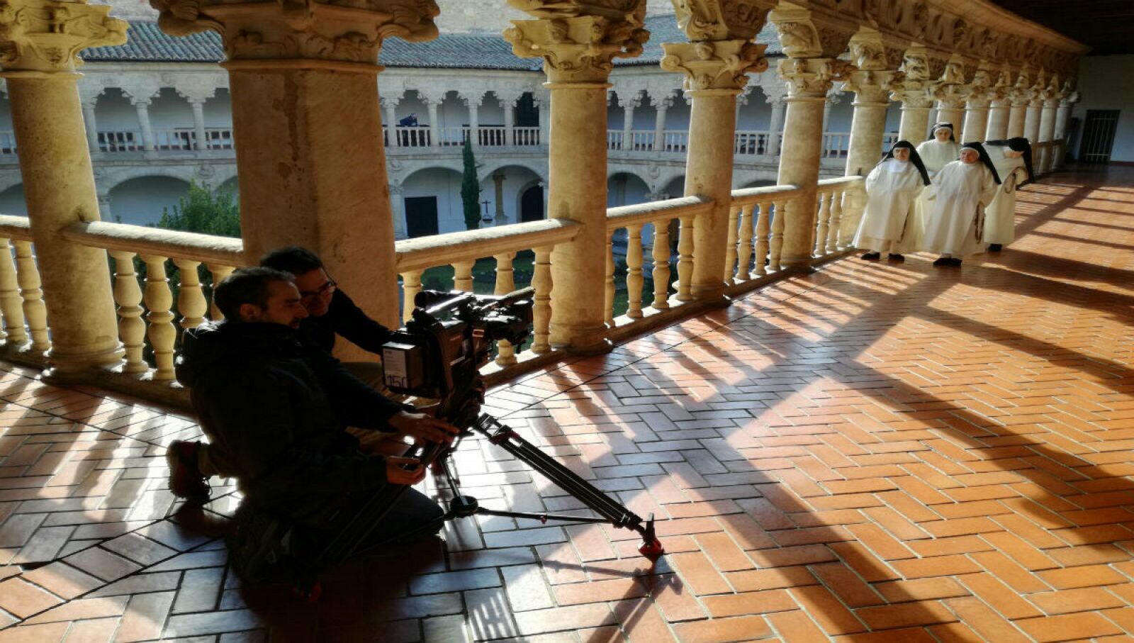 Durante el rodaje en el bellísimo claustro plateresco del monasterio