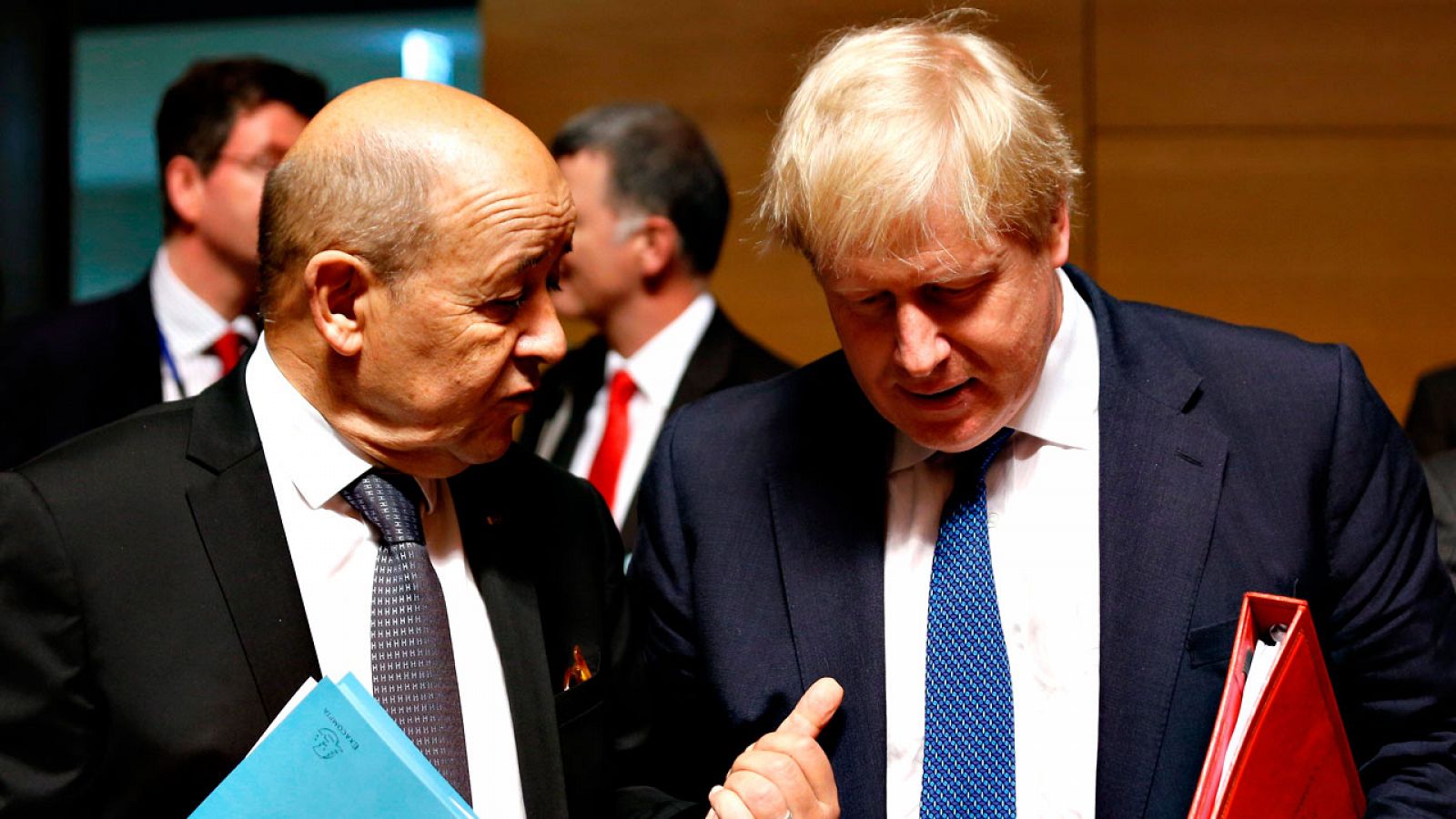 El ministro francés de Asuntos Exteriores, Jean-Yves Le Drian, junto a su homólogo británico, Boris Johnson, en la reunión que los ministros de Exteriores de la Unión Europea han celebrado en Luxemburgo.