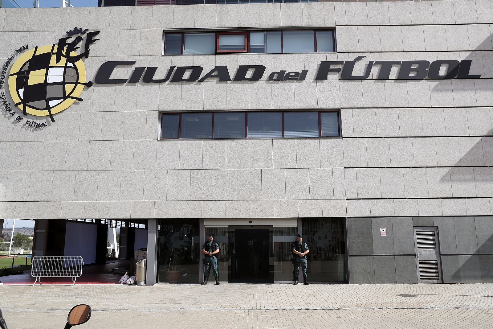 Acceso principal de la sede de la Federación Española de Fútbol, en la localidad madrileña de Las Rozas.