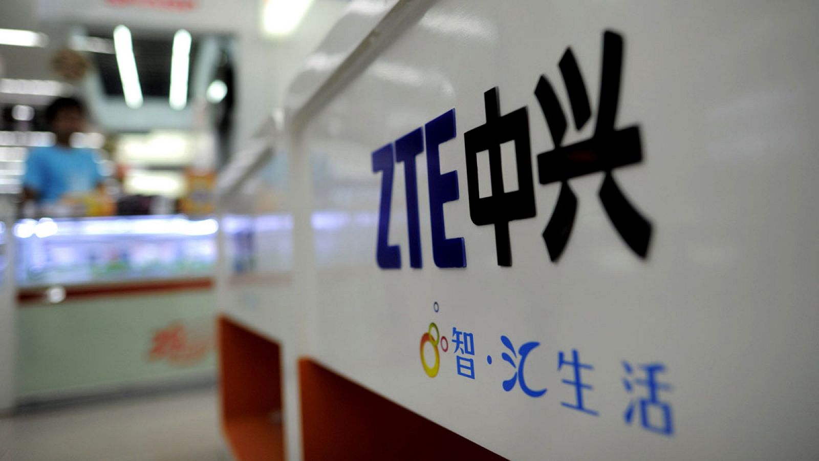 El logo de ZTE con el abecedario occidental y con el chino en el mostrador de un comercio en China