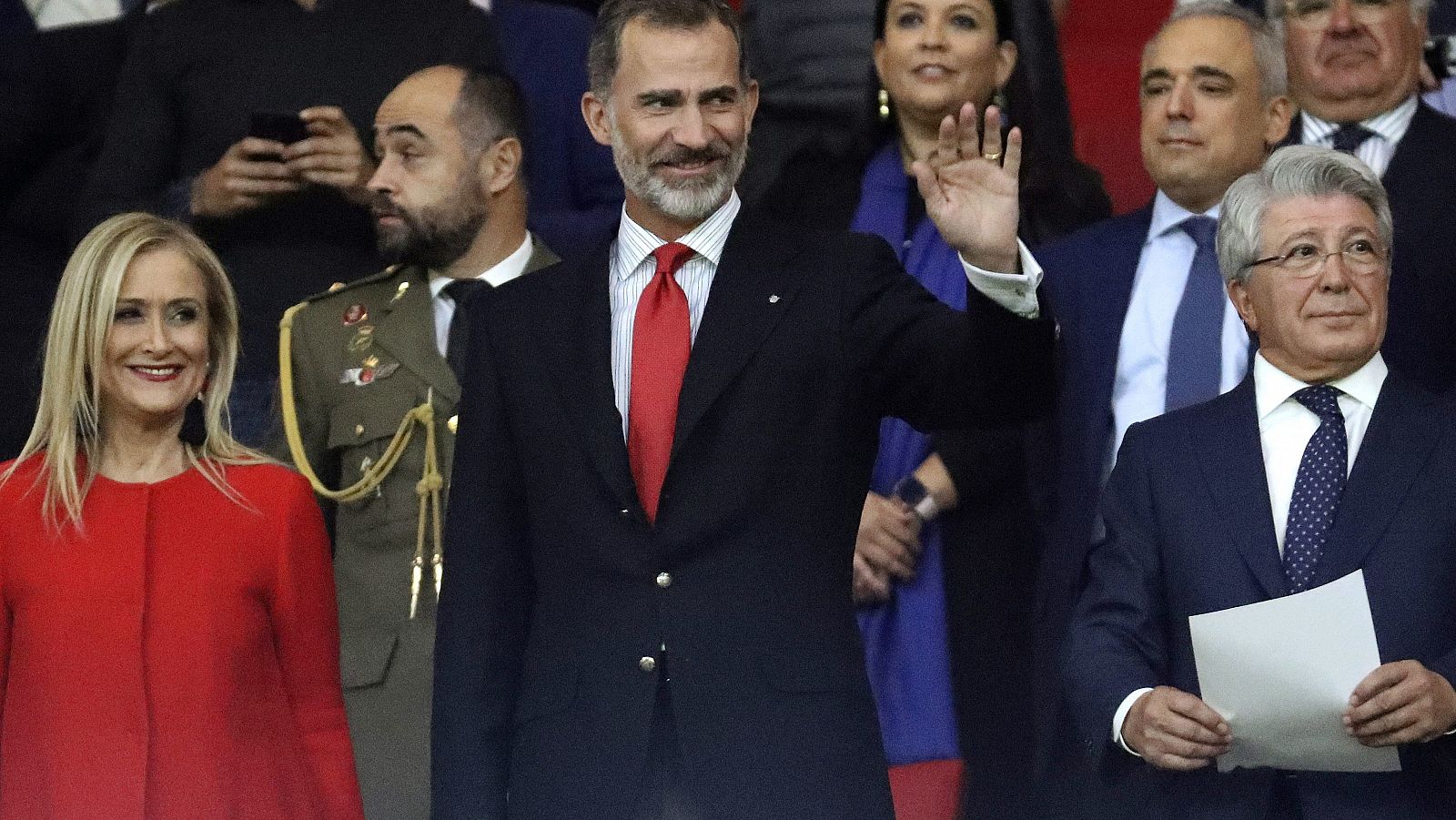 El rey Felipe junto a la presidenta de la Comunidad de Madrid, Cristina Cifuentes y el presidente del equipo rojiblanco, Enrique Cerezo, en la inauguración del Metropolitano.