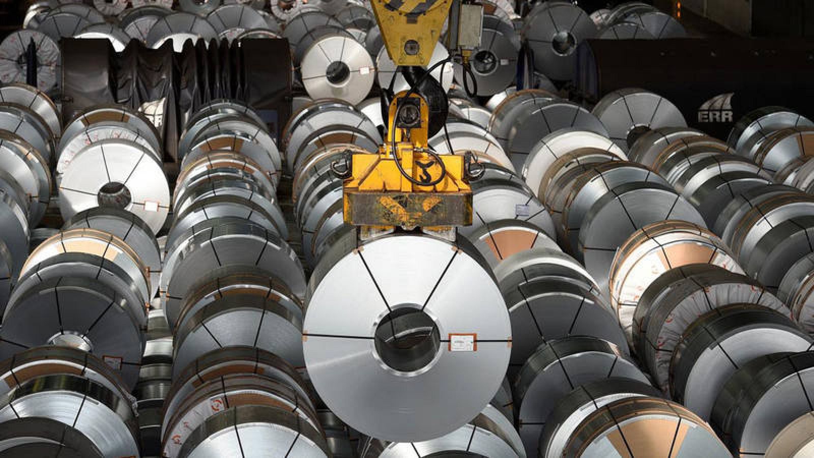 Rollos de acero laminado en la planta de la acerera alemana Salzgitter AG en el länder de Baja Sajonia