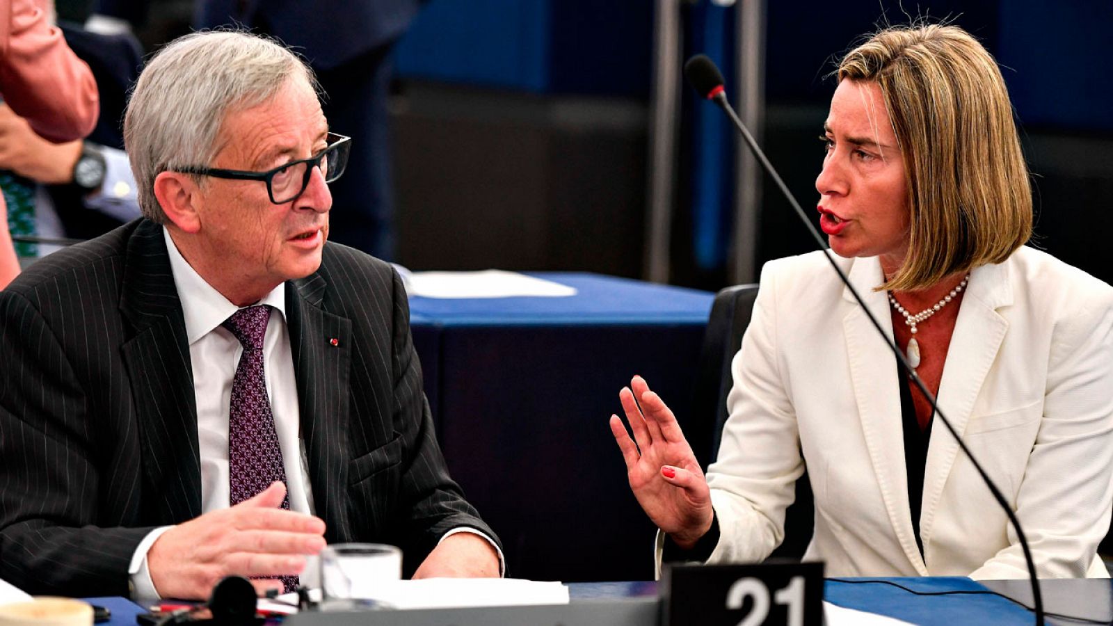 El presidente de la Comisión Europea, Jean Claude Juncker, y la alta representante para la Política Exterior, Federica Mogherini