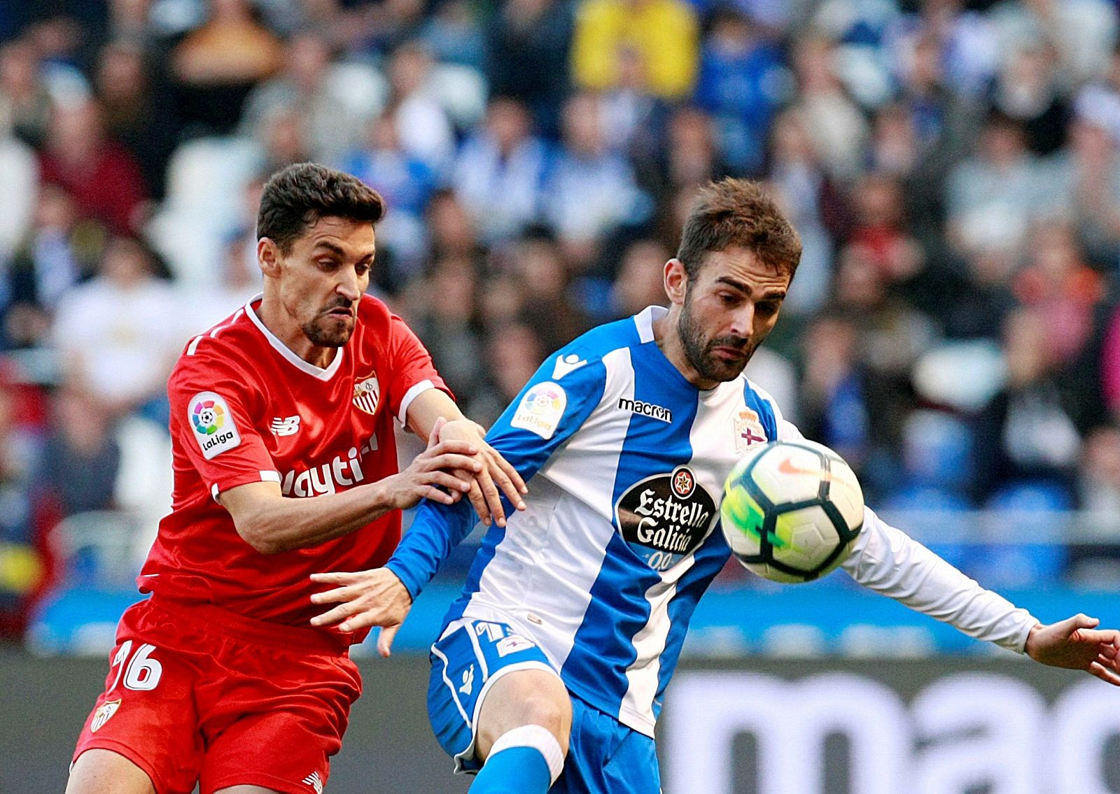 Navas pelea un balón frente al delantero del Deportivo Adrián López.