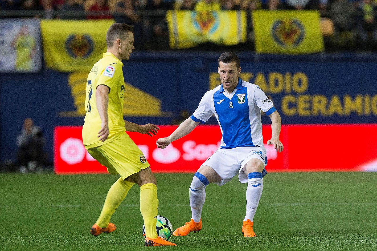 Cheryshev pelea un balón con el defensa del Leganés Roberto Román "Tito".