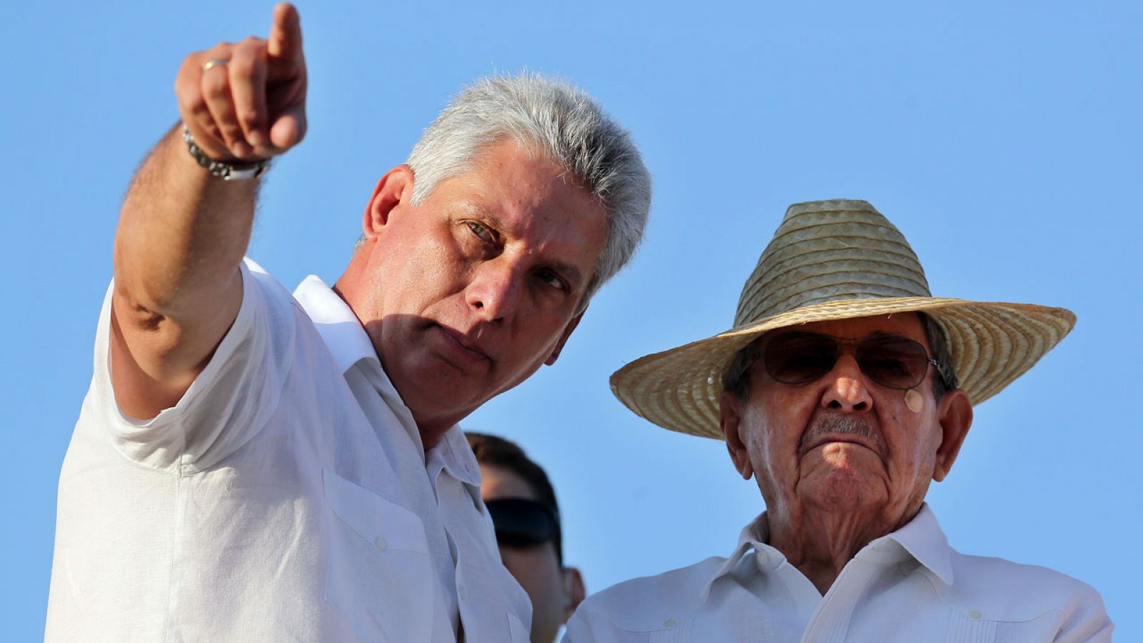 Fotografía de archivo de Raúl Castro y su previsible sucesor, Miguel Díaz-Canel, en mayo de 2016