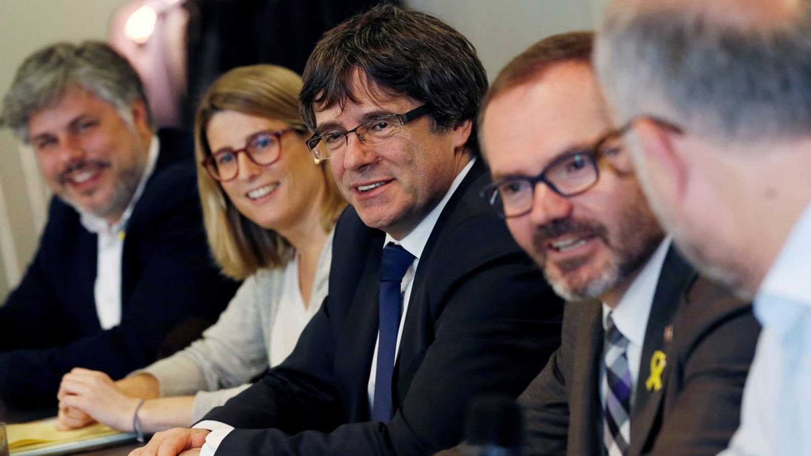 Puigdemont se reúne en Berlín con su grupo parlamentario.