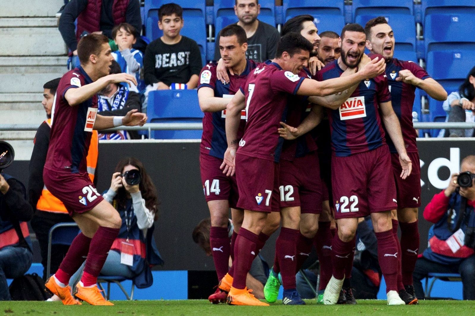 Lomban celebra junto a sus compañeros el primer gol del Eibar contra el Espanyol.