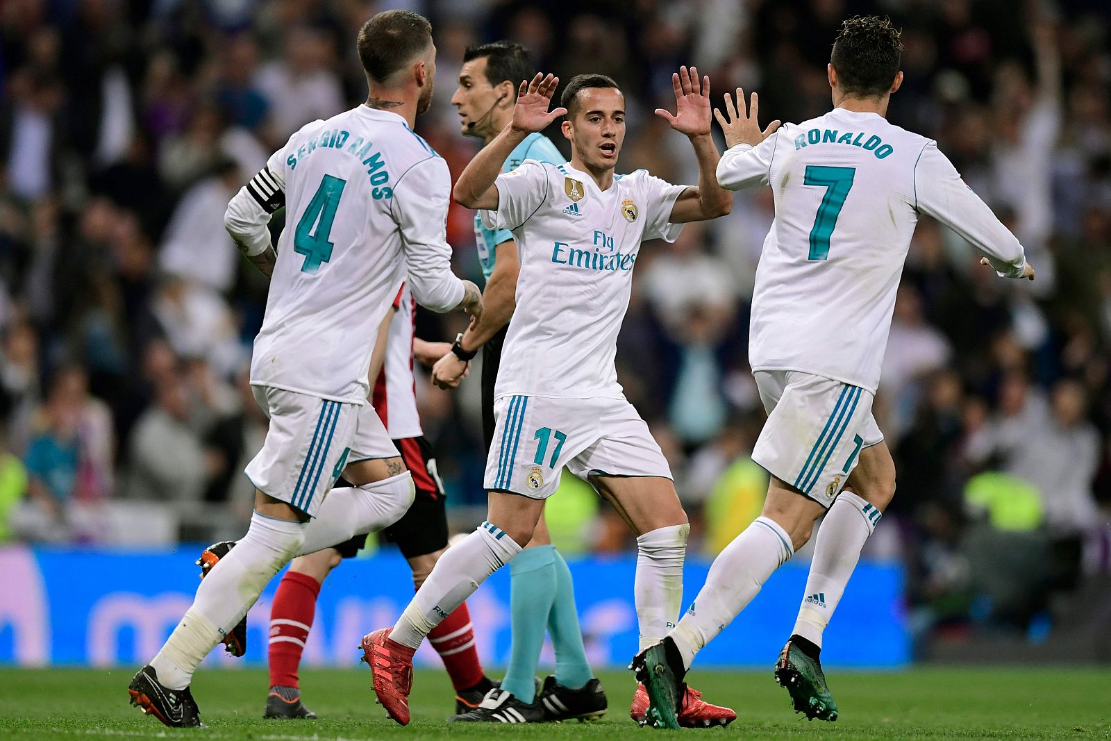 Cristiano Ronaldo celebra con Lucas Vázquez el gol del empate.