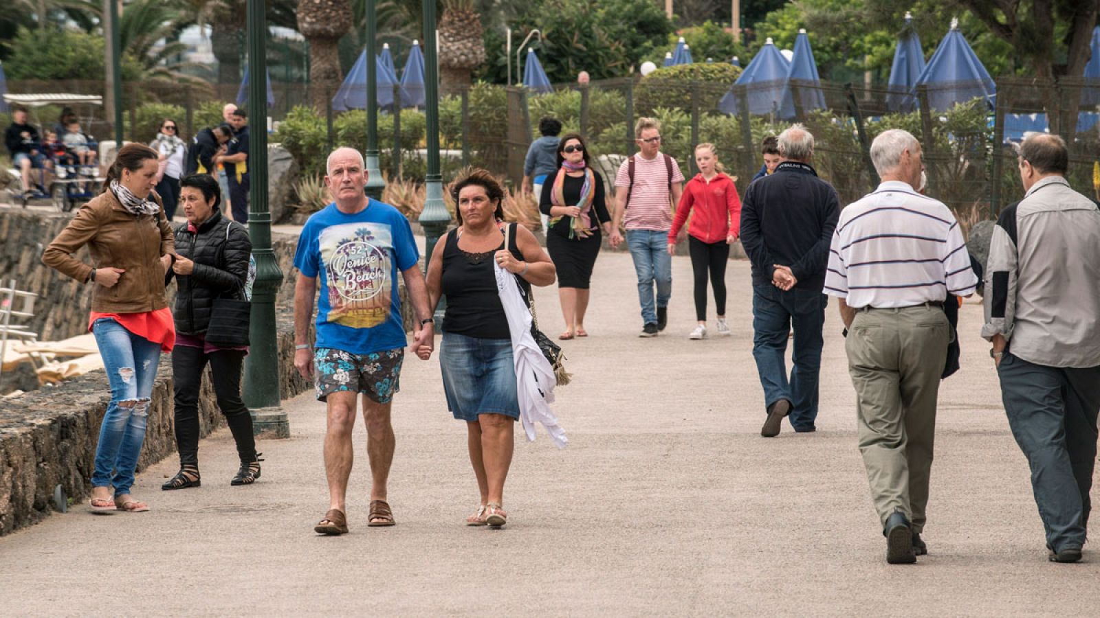 Turistas pasean por Costa Teguise, en Lanzarote