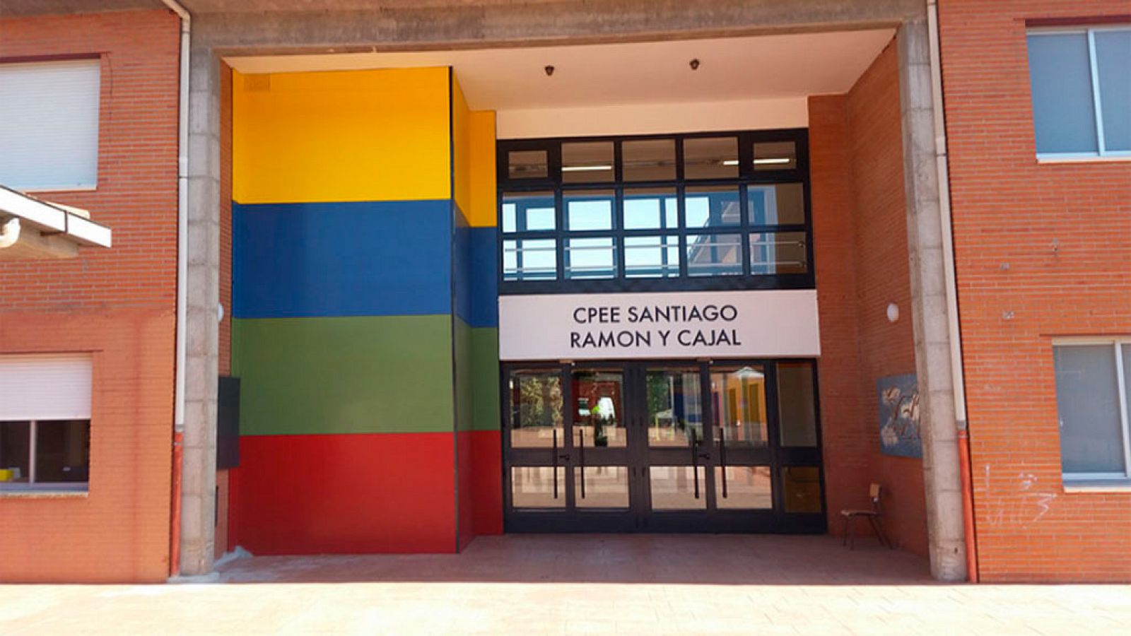 Exterior del centro de educación especial Ramón y Cajal en Getafe (Madrid)