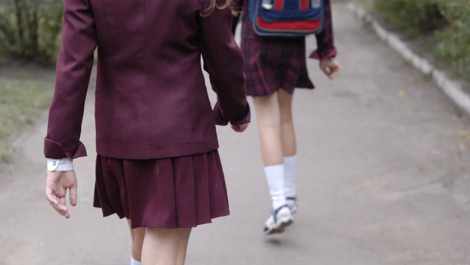 Alumnas de una escuela vistiendo su uniforme