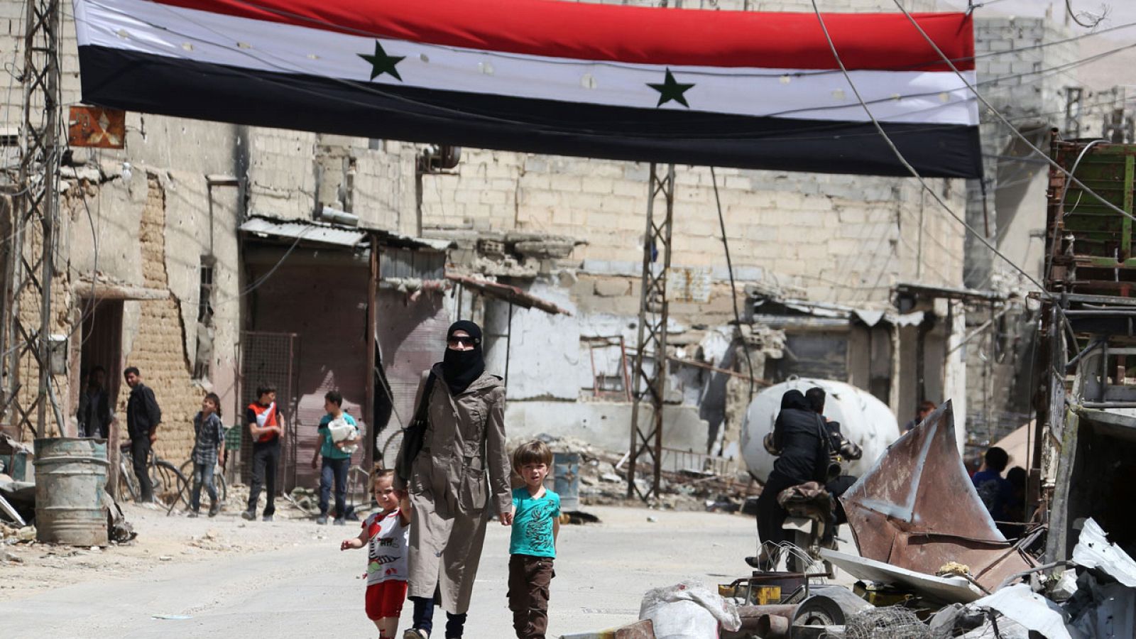 Sirios caminando por una calle de la ciudad de Duma, en las afueras de Damasco.