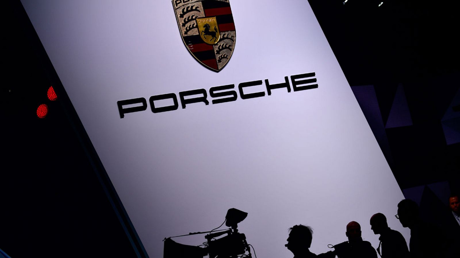 Siluetas de varios reporteros en una presentación de Porsche en la Feria Internacional del Automóvil de Frankfurt am Main