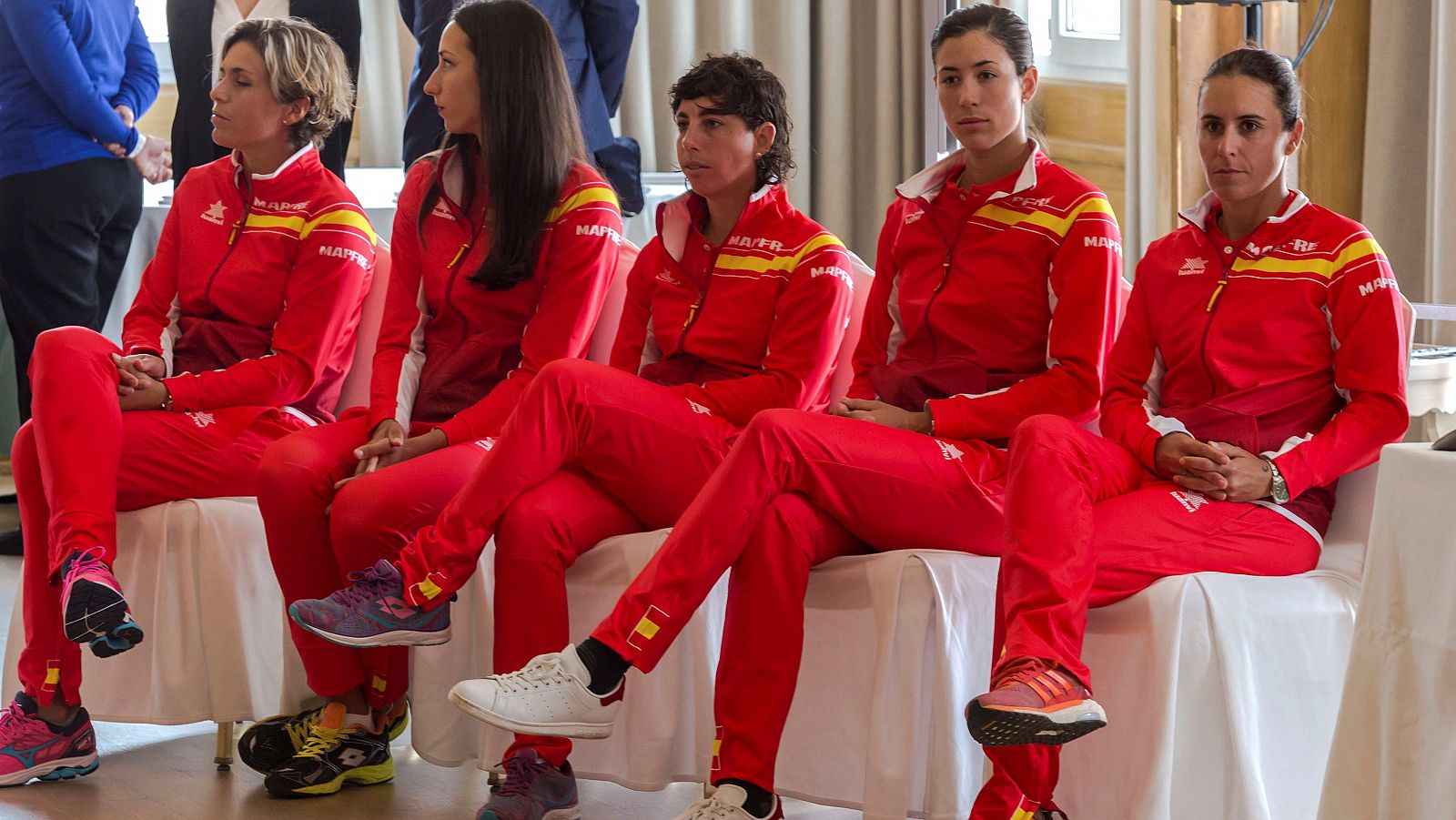 Las tenistas Garbiñe Muguruza (2d), Carla Suárez (c), María José Martínez (i) y Georgina García (2i), y la capitana española Anabel Medina (d) durante el Sorteo de la eliminatoria.