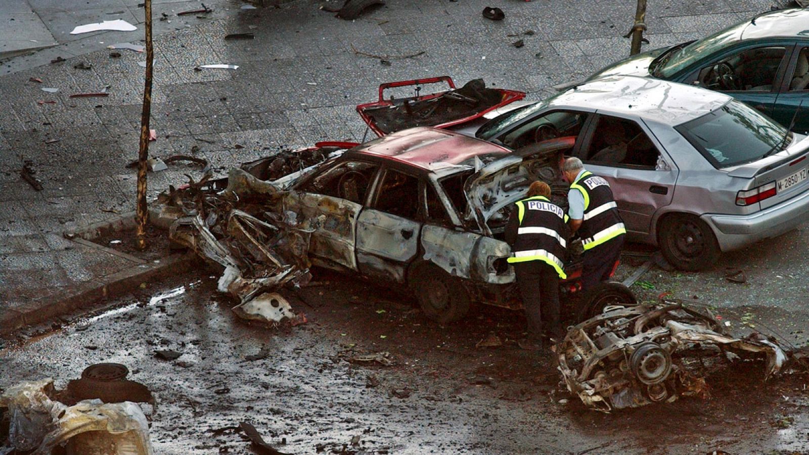 Imagen de archivo del coche que ETA hizo estallar junto al estadio Santiago Bernabéu, en Madrid, el 1 de mayo de 2002