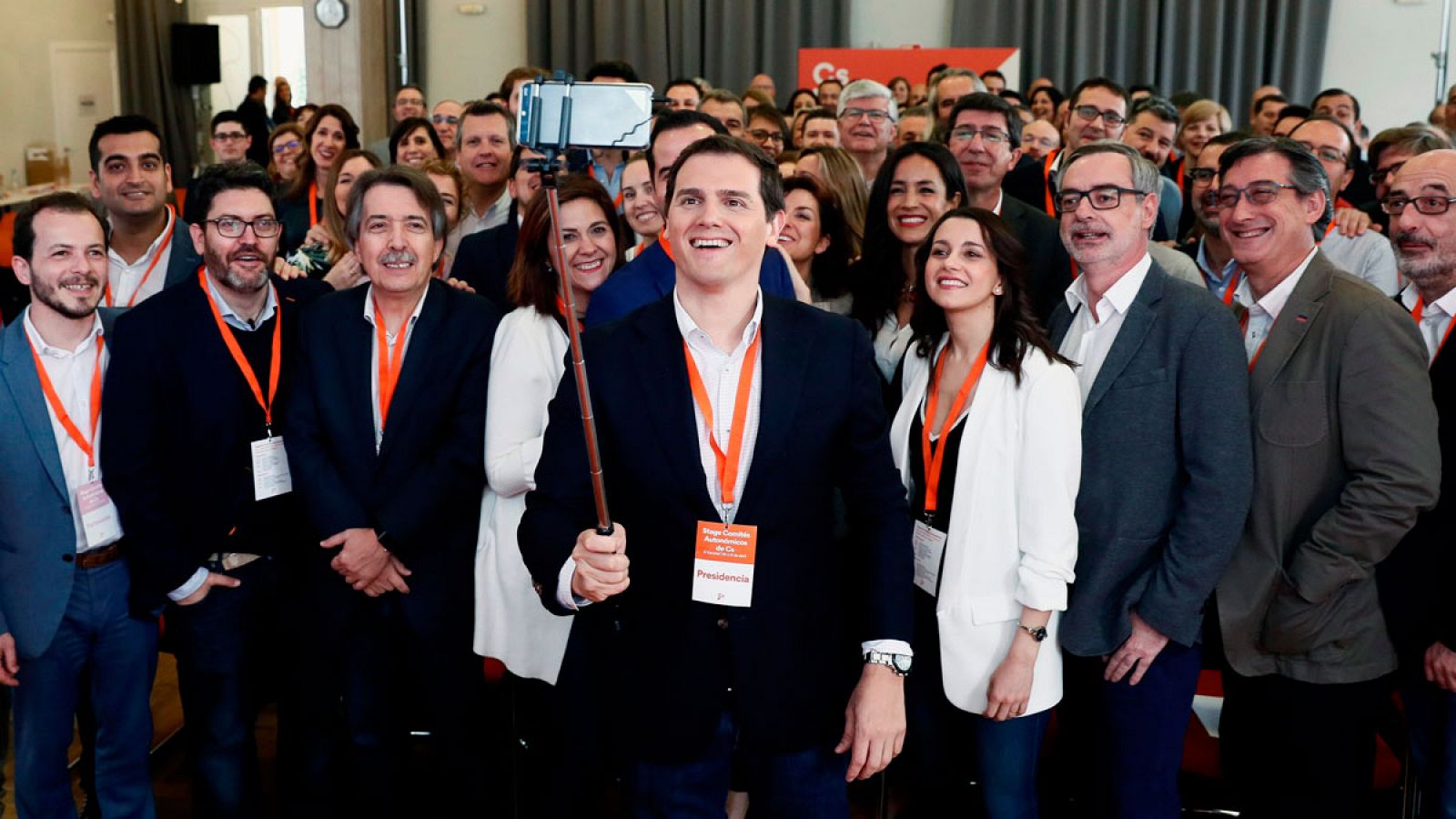 Albert Rivera, se fotografía junto a sus compañeros de partido