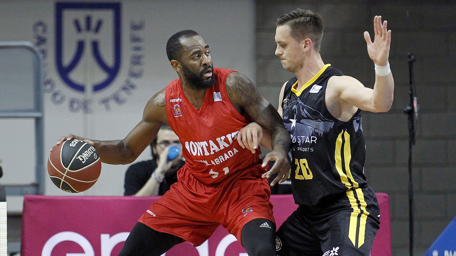 Christian Eyenga (i), del Fuenlabrada, controla el balón ante Mateusz Ponitka, del Tenerife.