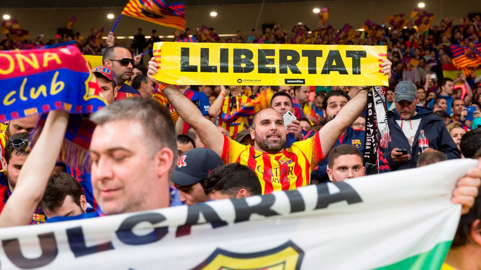Un aficionado del Barcelona sostiene un cartel amarillo con la palabra 'Libertad' en la final de la Copa del Rey