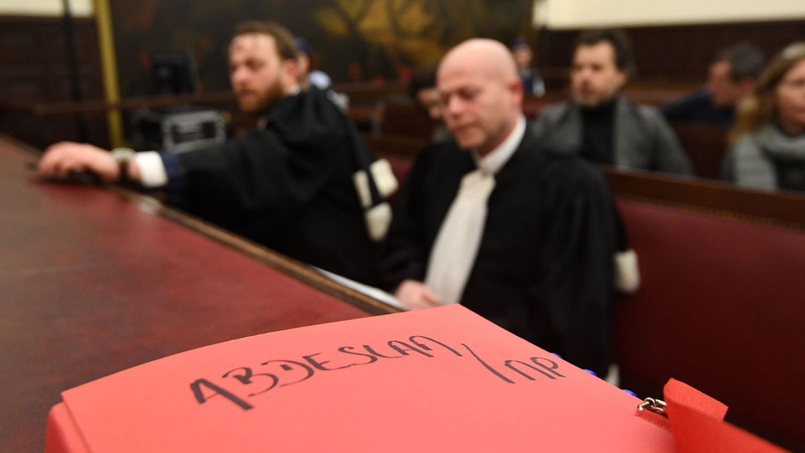 El dossier del caso Abdeslam en la sala del Palacio de Justicia de Bruselas, delante los abogados defensores en Bélgica del supuesto terrorista