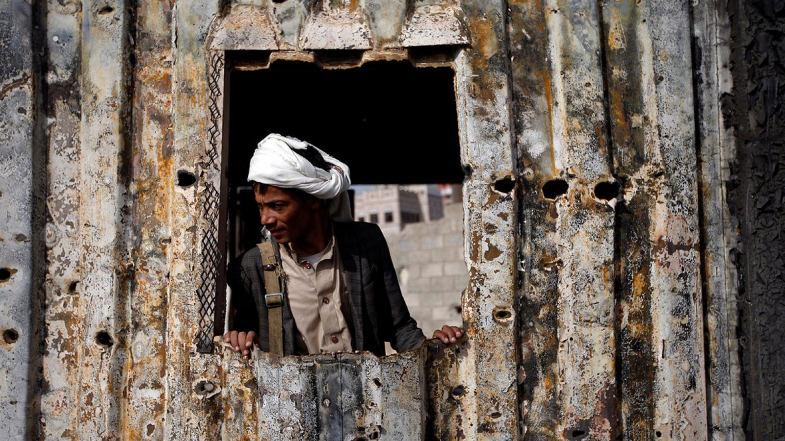 Un hombre en el lugar de un ataque aéreo en Saná, capital de Yemen