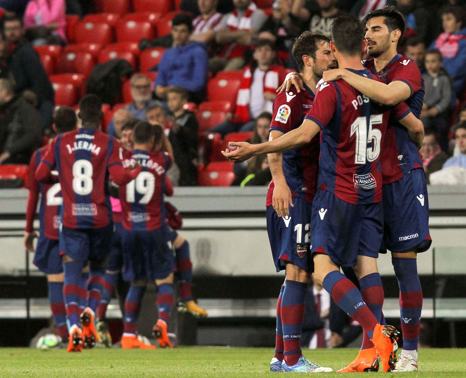 Los jugadores del Levante celebran el segundo gol del macedonio Enis Bardhi.