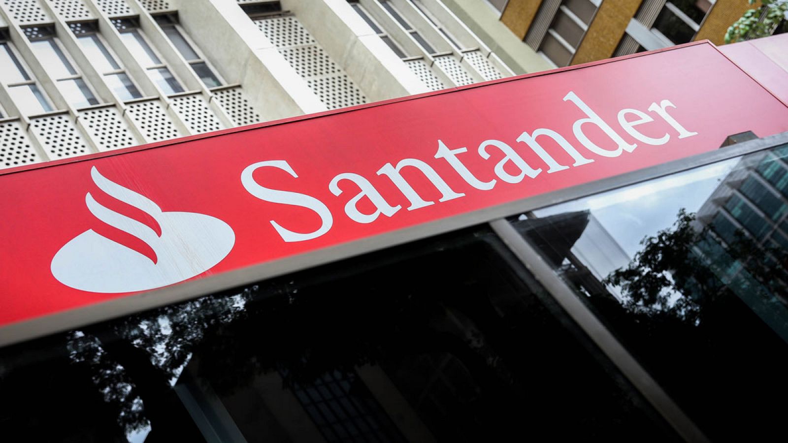 Fachada una sucursal del banco Santander en la Avenida Paulista, en la ciudad brasileña de Sao Paulo