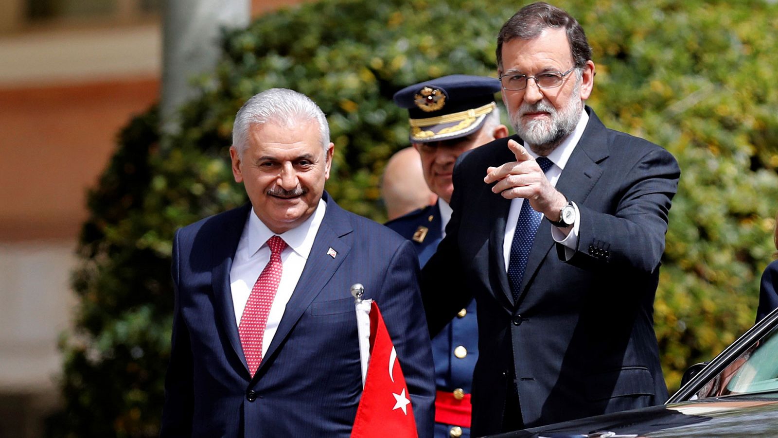 El presidente español, Mariano Rajoy (d) junto al primer ministro turco, Binali Yildirim