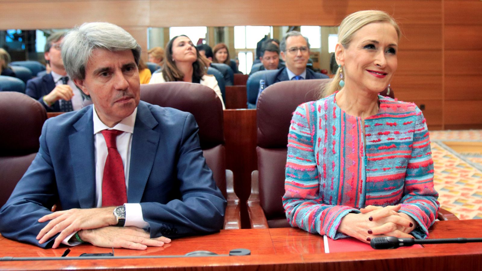La expresidenta madrileña, junto al que será su sustituto en funciones, Ángel Garrido, durante un pleno reciente de la Asamblea de Madrid.