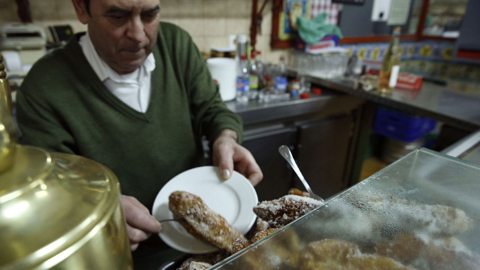Un camarero sirve torrijas en un establecimiento del centro de Madrid