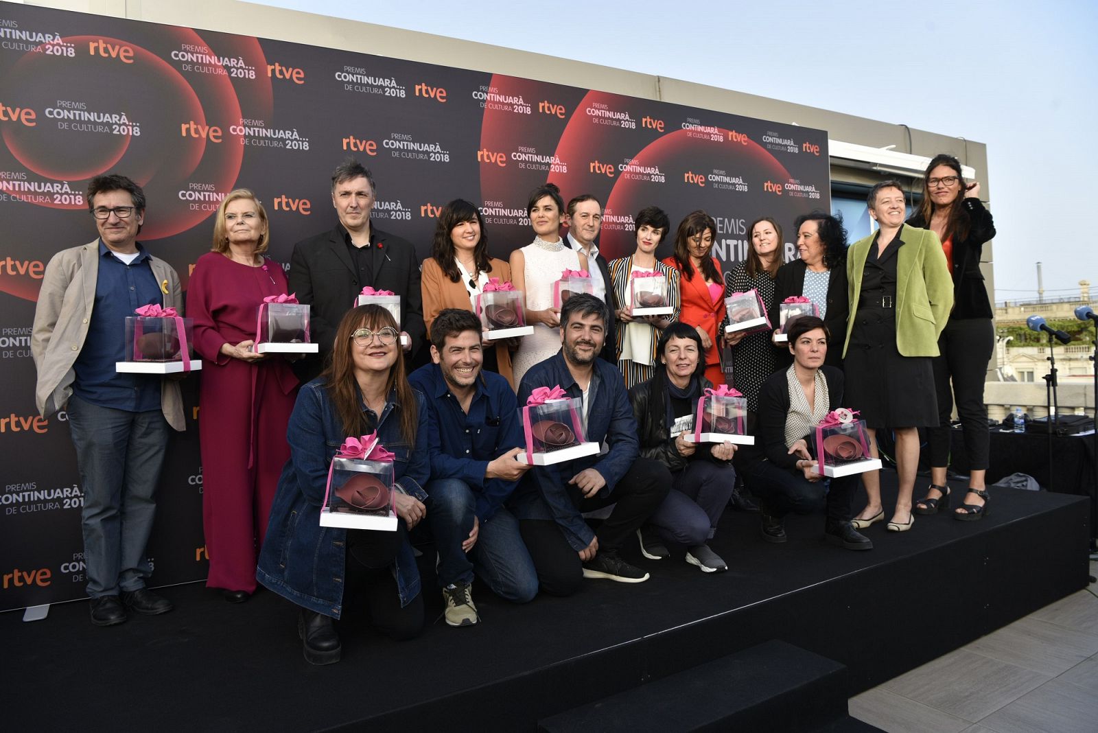 Foto de família dels guardonats amb els Premis Continuarà... de Cultura 2018