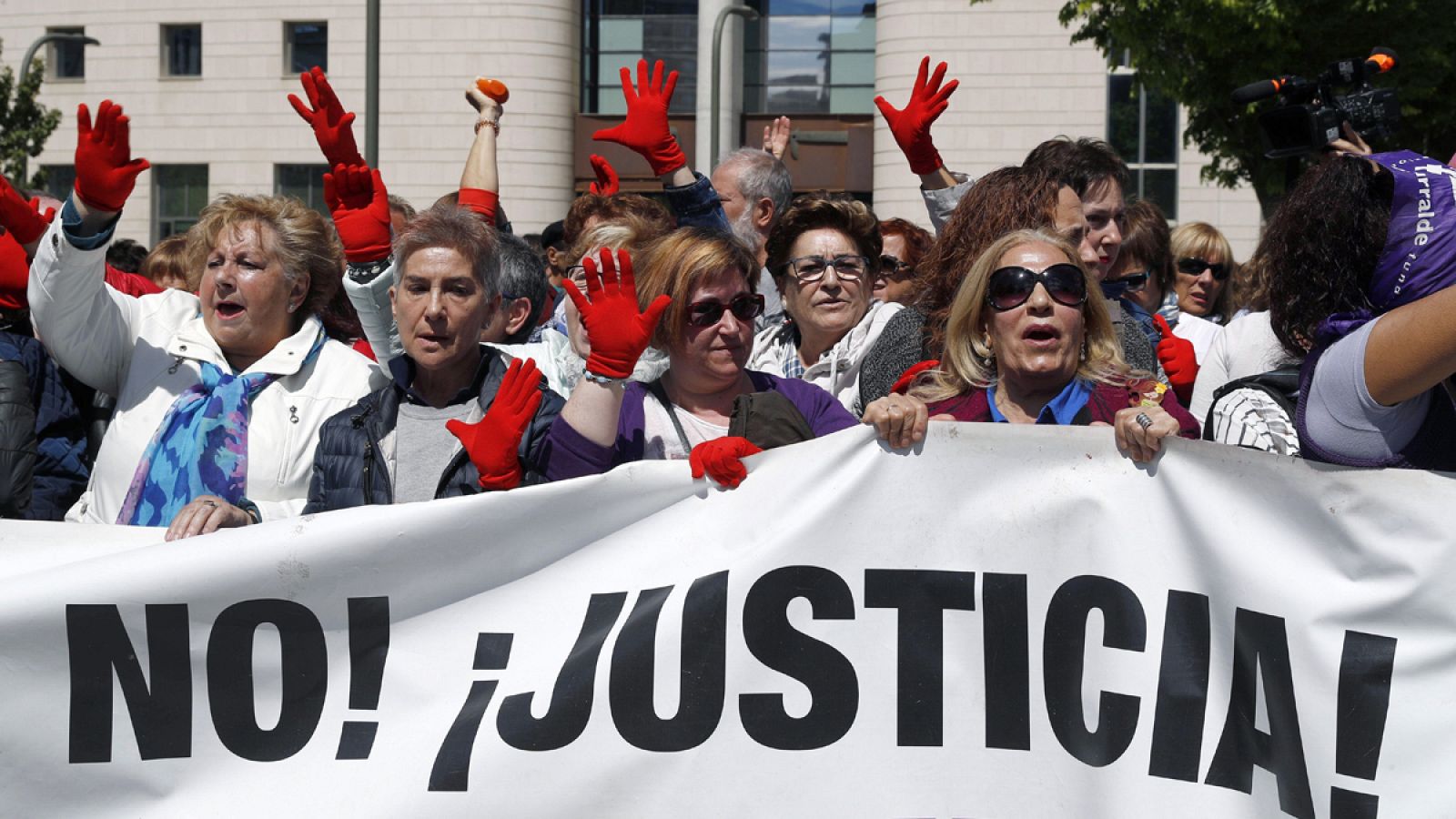 Concentración convocada por los colectivos feministas ante las puertas del Palacio de Justicia de Pamplona, para expresar su disconformidad con el fallo sobre 'La Manada'.