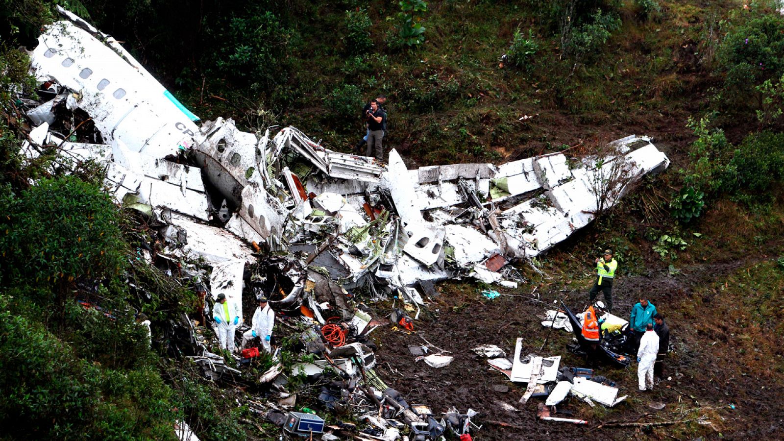Los restos del avión que llevaba al Chapecoense, estrellado en las inmediaciones del aeropuerto de Medellín